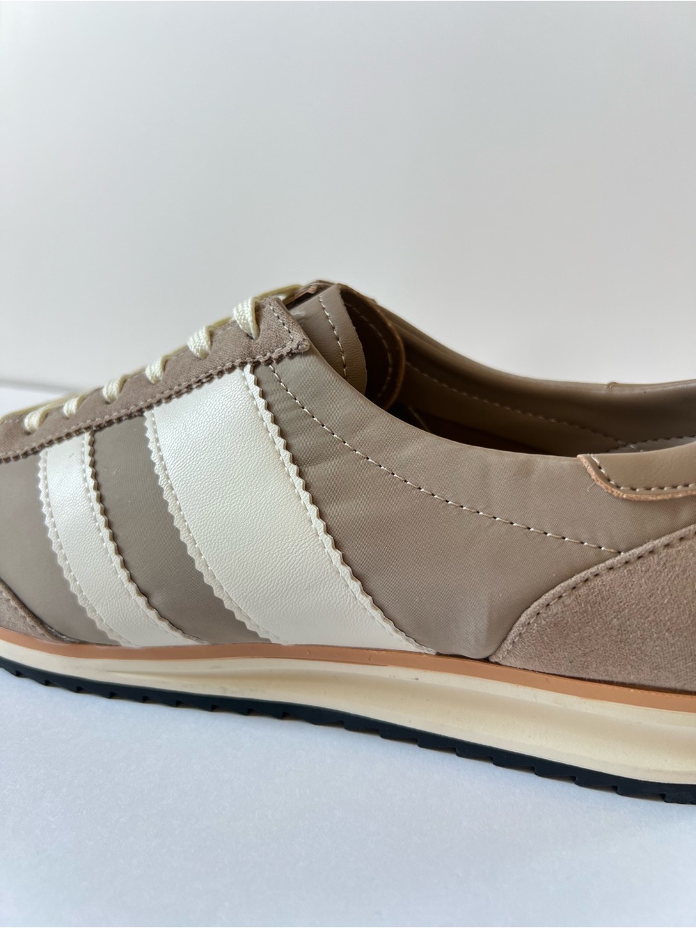 Madden Girl Jumper Taupe & White Women's Retro Casual Trainer Sneakers SZ 8.5 - Picture 12 of 15